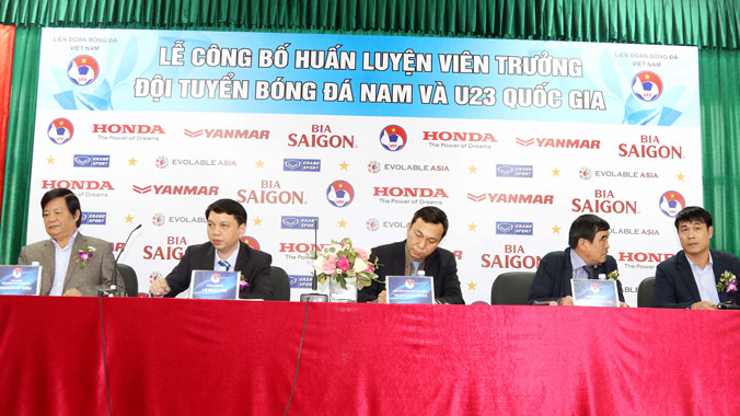 HLV Hữu Thắng (ngồi cuối cùng bên phải) trong buổi lễ ký hợp đồng HLV ĐTQG mà ông là nhân vật trung tâm. Ảnh: VSI