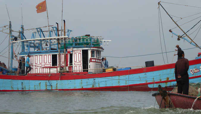 Nhân dân Việt Nam hãy bảo vệ ngư trường mong manh và quý giá của tổ tiên để lại, ông James Borton nói với Tiền Phong.