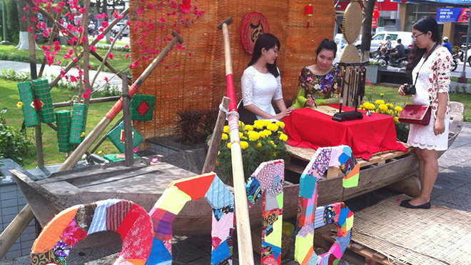 Cô đồ ngồi xuồng cho chữ.