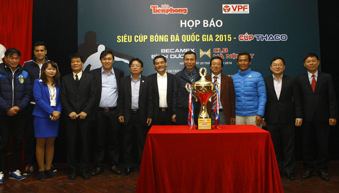 Đại diện 2 đội bóng và BTC chụp ảnh lưu niệm cùng Siêu cúp Quốc gia 2015 - cúp THACO. Ảnh: NHƯ Ý