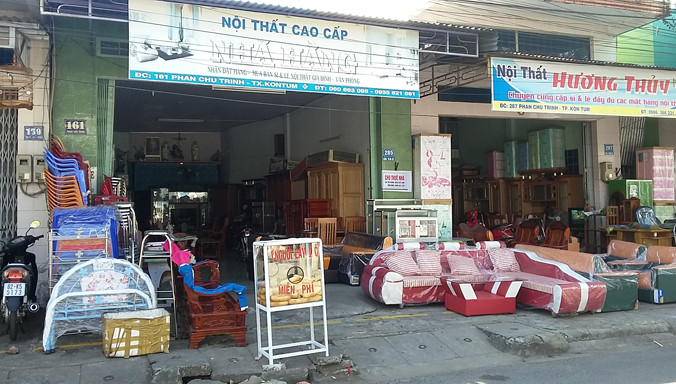 Thùng bánh mỳ miễn phí ở thành phố Kon Tum của chị Trâm.