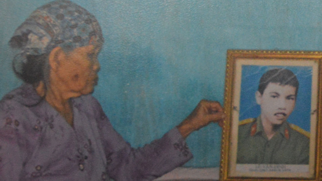 Bà Nguyễn Thị Hồng bên di ảnh con trai Lê Văn Định.