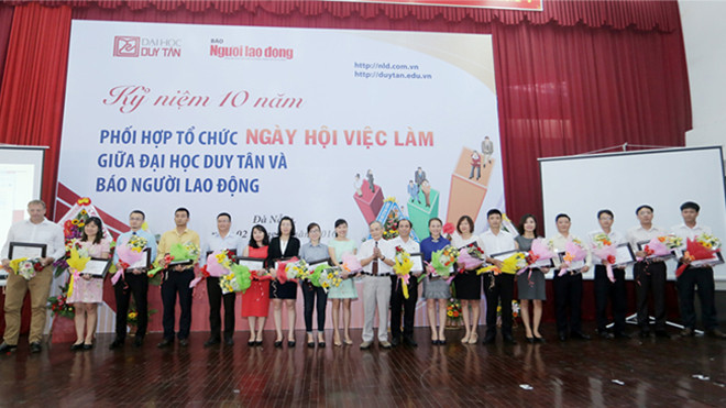 Các đại biểu chụp lưu niệm tại “Ngày hội Việc làm”.