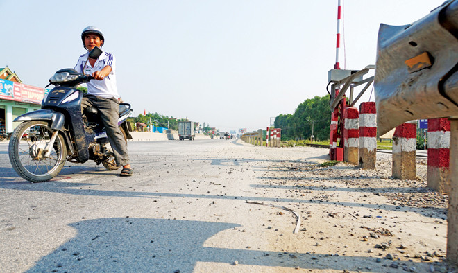 Dân đã đóng quỹ bảo trì qua đầu phương tiện nhưng QL 1A vẫn nhiều rác thải, đất đá. Ảnh: Sỹ Lực