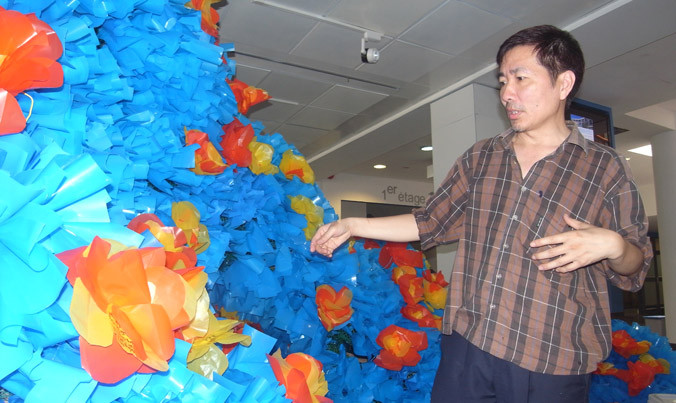 Trần Trọng Vũ và tác phẩm sắp đặt.