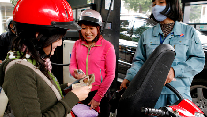 Nhiều chuyên gia cho rằng, cần sớm bỏ quỹ bình ổn giá xăng dầu. Ảnh: Hồng Vĩnh