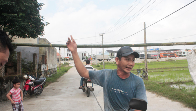 Người dân thôn Viêm Tây 1 buộc phải lấy tre làm rào chắn không cho xe tải đi vào làng.