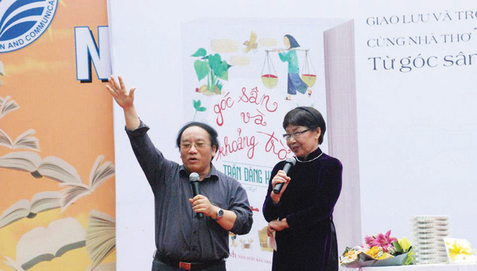 Trần Đăng Khoa và Phan Thị Thanh Nhàn trong một buổi giao lưu.