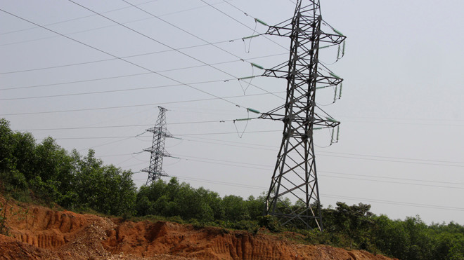 Vô cùng nguy hiểm khi đất áp dưới chân cột điện cao thế bị đào trộm. ẢNH: H.T