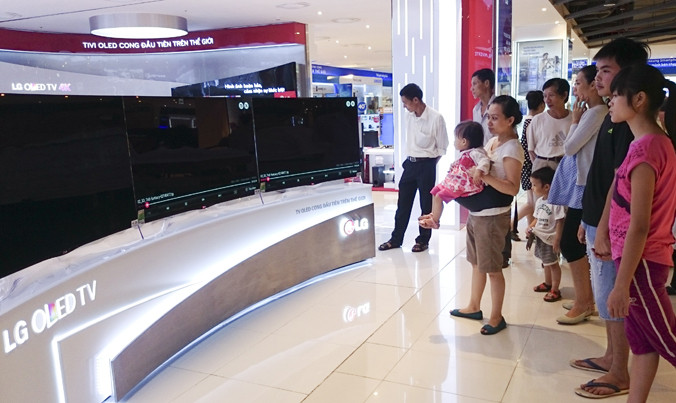 Những chiếc tivi cho mượn miễn phí sẽ được bán trong chương trình khuyến mại của siêu thị. Ảnh: Như Ý