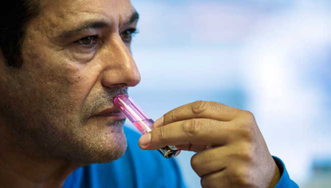 “Chuyên gia” lừa đảo Gilbert Chikli trả lời phỏng vấn. Ảnh: AP