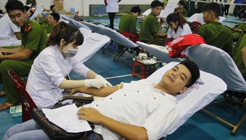 Hiến máu ở ĐH Kinh tế Đà Nẵng.