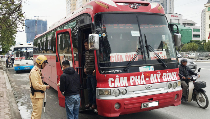 Hơn 250 xe khách “bão táp” vừa bị Sở GTVT Hà Nội thu hồi phù hiệu hoạt động từ 1 đến 6 tháng. Ảnh: Anh Trọng
