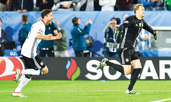 Nhờ lối chơi hợp lý và chút may mắn trên chấm 11m, tuyển Đức cuối cùng cũng đã có dịp ăn mừng chiến thắng trước Italy sau liên tiếp những thất bại gần đây. Ảnh: Twitter