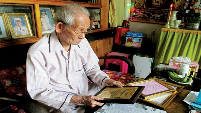 Giấy chứng nhận, bằng khen sau mỗi lần thiện nguyện của ông Minh giờ đã chất kín tủ, treo kín tường. Ảnh: Giang Thanh