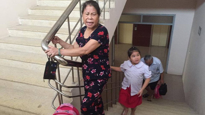 Người dân leo thang bộ tại tòa nhà CC2, khu tái định cư Đồng Tàu, Hoàng Mai