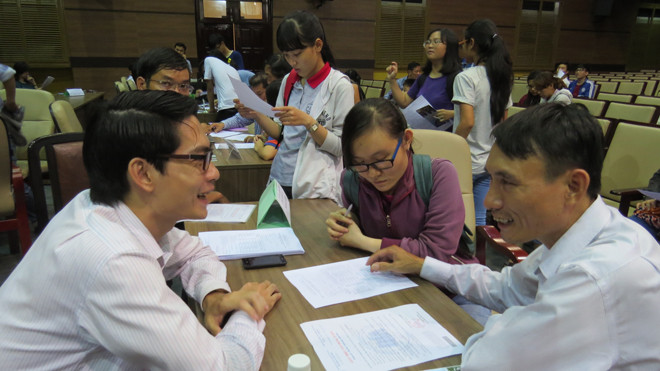 Thí sinh nộp giấy chứng nhận thi THPT Quốc gia tại TPHCM. Ảnh : N.Dũng