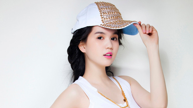 Ngọc Trinh: Hát chơi?