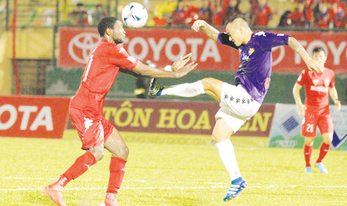 Hà Nội T&T (tím) đánh bại B.Bình Dương với tỷ số không tưởng 5-4 trên sân Gò Đậu vòng 15 V-League 2016. Ảnh: VSI