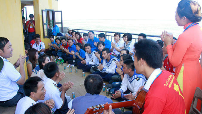 Các chiến sĩ trẻ trên đảo Đá Thị giao lưu văn nghệ cùng các đại biểu Đoàn Hành trình Tuổi trẻ vì biển đảo quê hương 2015.