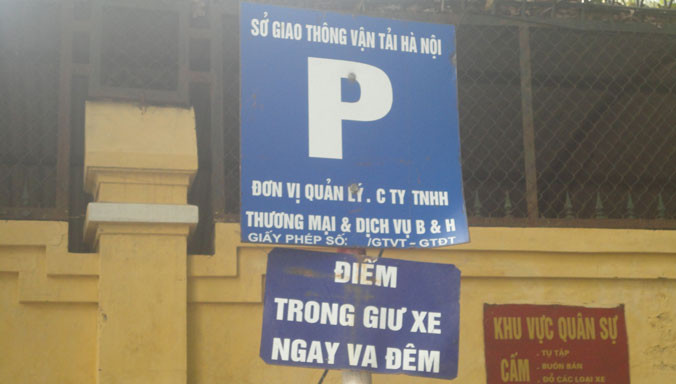 Hai tấm biển