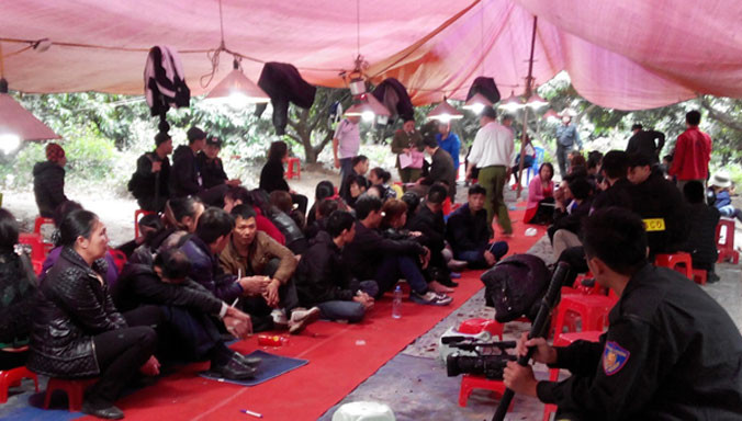 Lực lượng công an đã tạm giữ 176 người ở sới bạc cùng 49 ô tô, 25 xe máy.