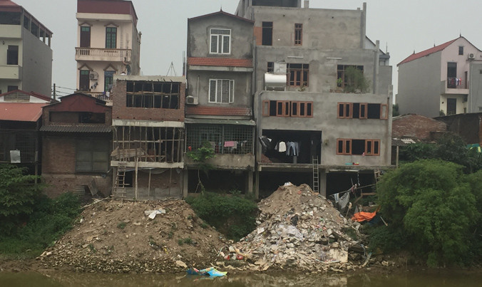 Các công trình lấn chiếm lòng sông vẫn đang được gấp rút hoàn thiện. Ảnh: Trần Hoàng