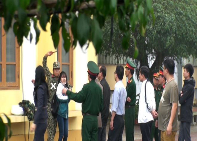 Lực lượng chức năng tới vận động đối tượng Đức (dấu x) thả con tin. Ảnh: Báo Công an Nhân dân