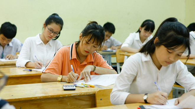 Thí sinh điền thông tin họ tên trước giờ làm bài thi môn Toán tại Hội đồng thi trường THPT Lê Quý Đôn, Hà Đông, Hà Nội chiều 8/6. Ảnh: Như Ý