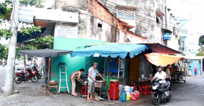 Khu tập thể trên đường Hải Phòng (Đà Nẵng) đang bị xuống cấp nặng. Ảnh: Tuổi trẻ.