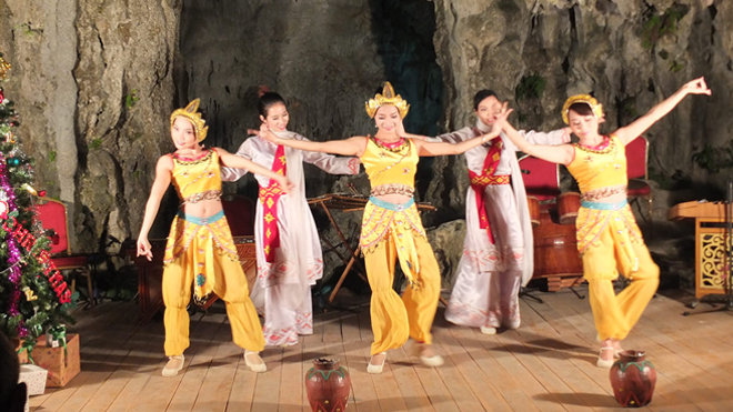 Hang động bị trưng dụng làm phòng tiệc.