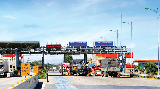 Tại các trạm thu phí không dừng đã vận hành, làn thu phí tự động, không dừng luôn thông thoáng hơn (chụp tại trạm thu phí qua tỉnh Quảng Bình)