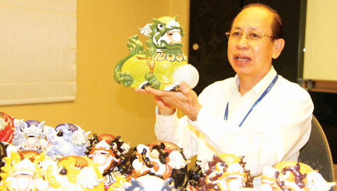 Ông Lý Ngọc Minh giới thiệu những linh vật Kỳ Lân phiên bản mới đa sắc màu.