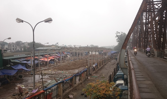 Hai nhà khung sắt xây dựng vượt quá sàn cầu, ảnh hưởng tầm nhìn và mỹ quan đô thị. Ảnh: Tuấn Nguyễn