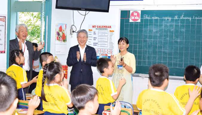 Ông Takaaki Nishii - Chủ tịch kiêm Giám đốc điều hành Tập đoàn Ajinomoto thăm trường Tiểu học Trưng Trắc và bếp ăn chuẩn thuộc dự án “Bữa ăn học đường”