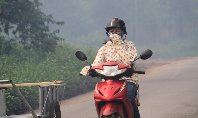 Người dân khi đi qua khu vực bãi rác.