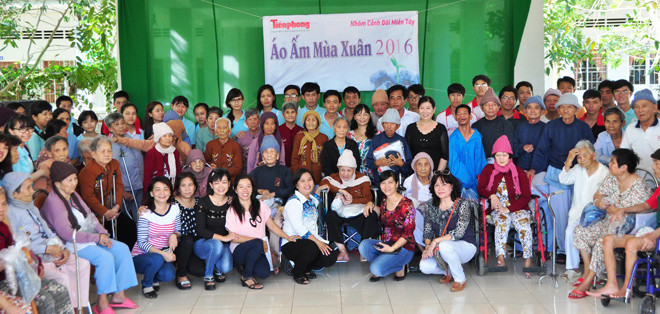 Báo Tiền Phong cùng nhóm Cảnh đời miền Tây của chị Loan tặng áo ấm cho các cụ già.