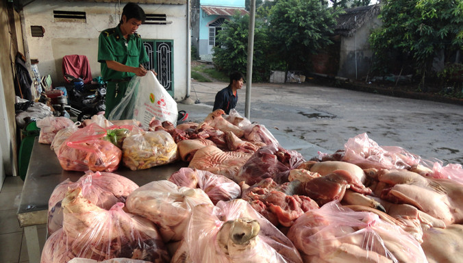 Thu giữ thực phẩm bẩn tại TPHCM. Ảnh: Hoàng Thiên