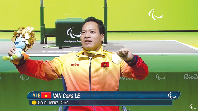 Lê Văn Công giành Huy chương vàng Paralympic đầu tiên cho Việt Nam. Ảnh : Anh Tuấn (chụp lại clip)