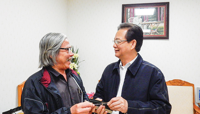 Thủ tướng tặng quà cho tác giả.