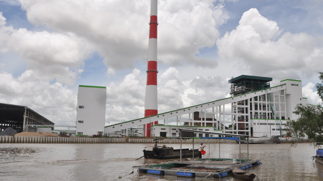 Người dân nuôi cá cạnh nhà máy giấy. Ảnh: Hòa Hội