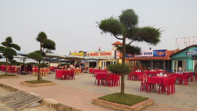 Những nhà hàng vắng bóng thực khách.