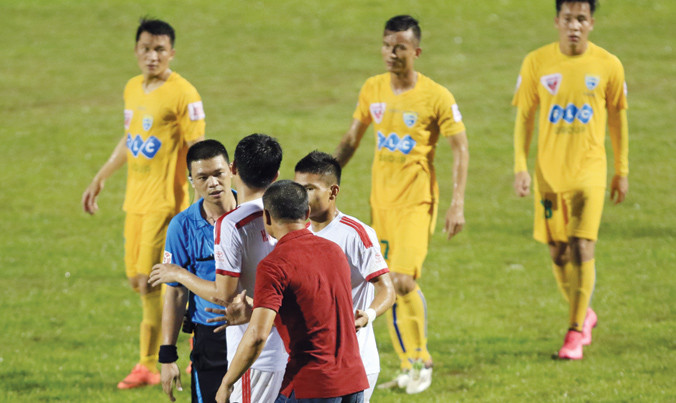 Trọng tài Hà Anh Chiến đã mắc 2 lỗi nghiêm trọng ở trận Thanh Hóa-SLNA, theo đánh giá của Trưởng ban trọng tài Nguyễn Văn Mùi. Ảnh: VSI