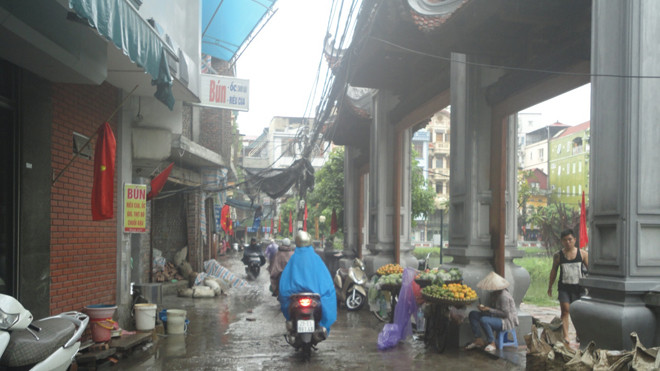 Đình trùng tu, đường ngập nước