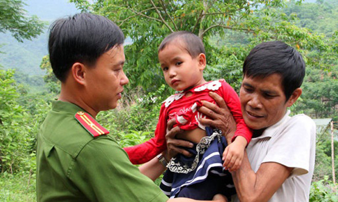 Cứu cháu gái 5 tuổi bị bắt cóc bán sang Trung Quốc