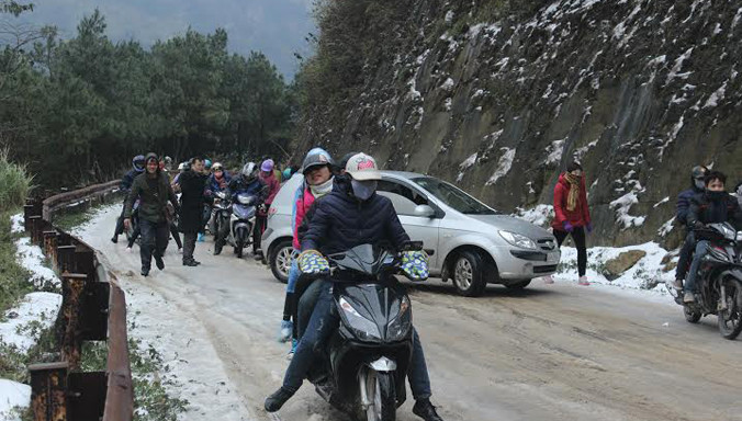 Du khách trên đỉnh Mẫu Sơn.