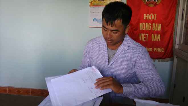 Anh Tiến với đống đơn thư kêu cứu các cơ quan chức năng.