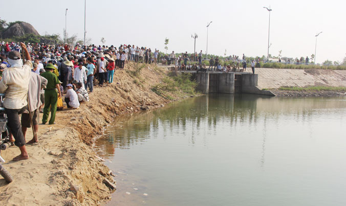Vũng nước tử thần do việc múc cát đắp đường lấy cát nơi 9 học sinh gặp nạn.