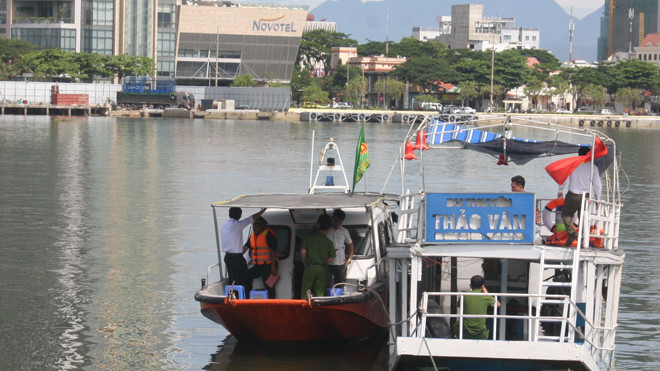 Cơ quan chức năng khám nghiệm tàu Thảo Vân 2 để điều tra nguyên nhân vụ việc.