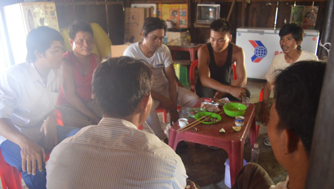 Trong khi vợ leo núi làm rẫy, chồng ở nhà ăn nhậu.